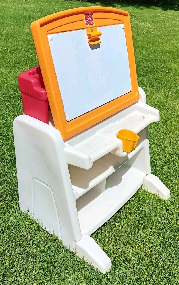 Step2 Flip & Doodle Easel Desk