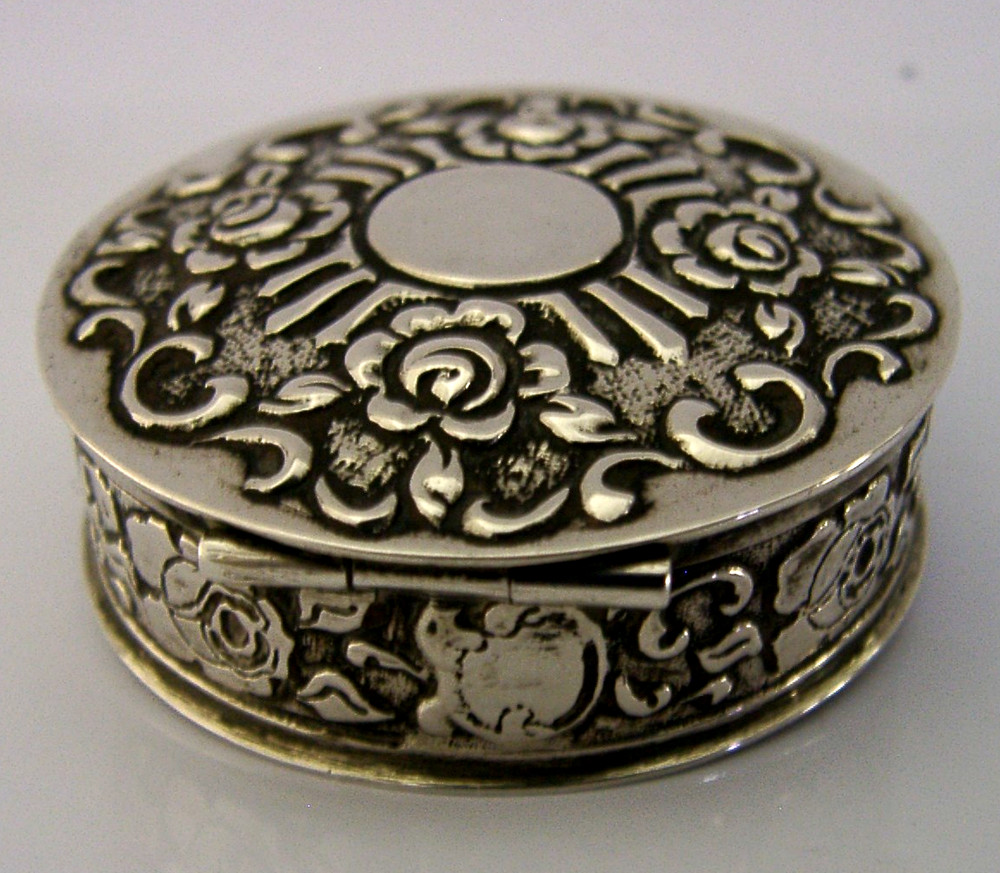 BEAUTIFUL SOLID SILVER ROSES PILL BOX c1950 26g