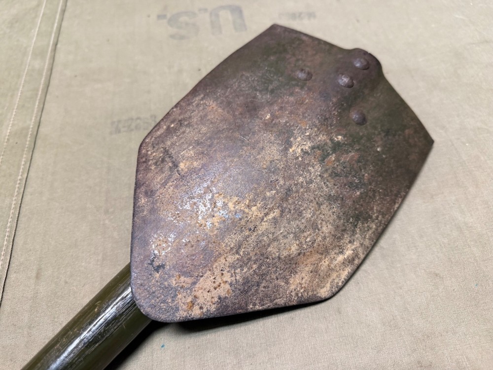 ORIGINAL WWII US ARMY M1943 COMBAT FIELD FOLDING SHOVEL-DATED 1945