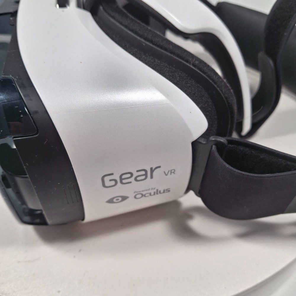 Samsung Gear VR Powered by Oculus Virtual Reality Headset SM‑R320 – With Case