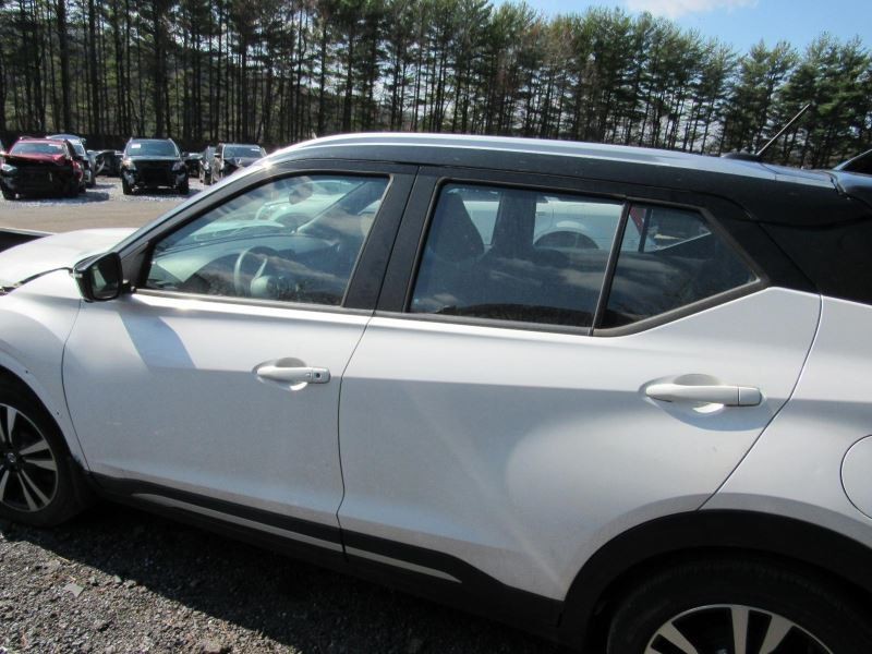 KICKS 2018 Glove Box 958450