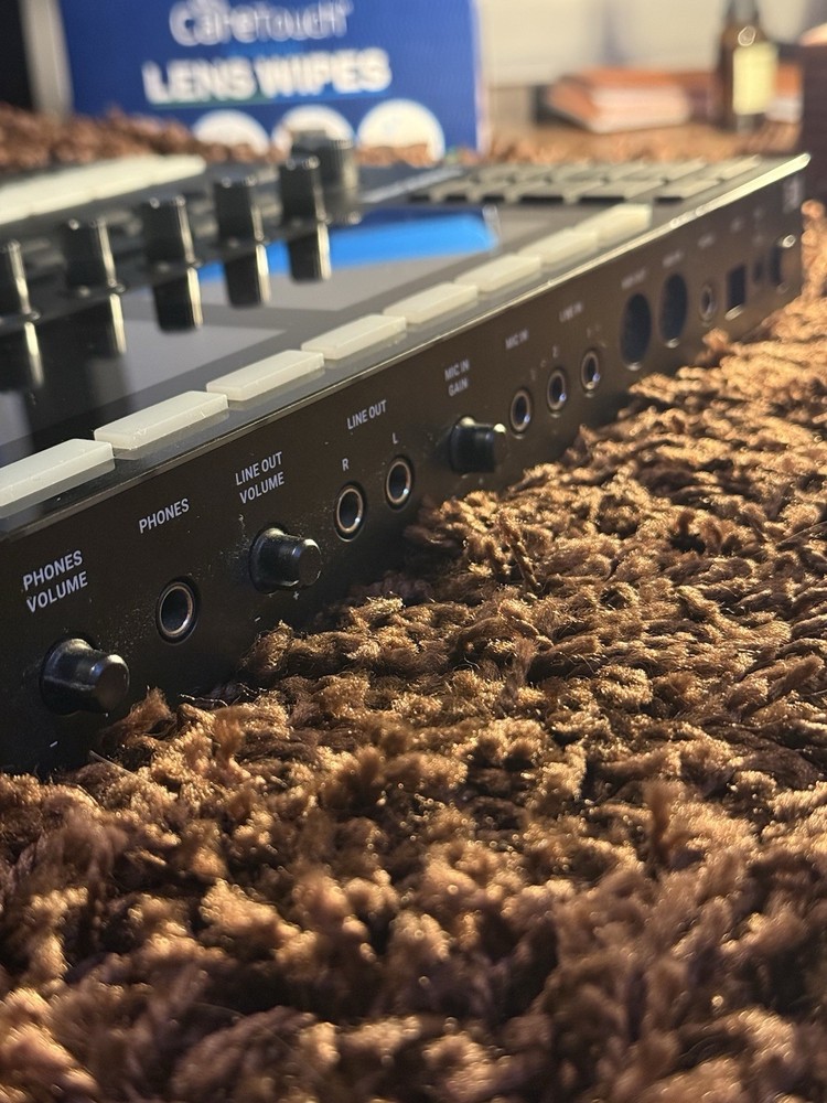 Native Instruments MASCHINE MK3 Sampler & Sequencer 16 Pad Triggers Black