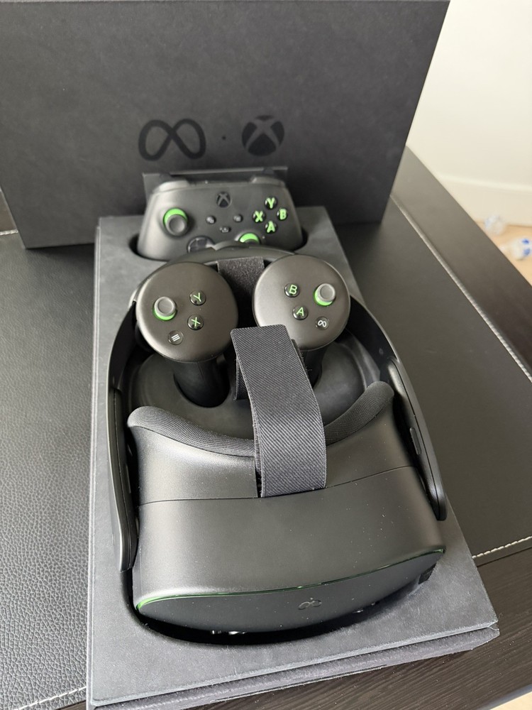 Meta Quest 3S Xbox Edition VR Headset 128GB with Xbox Controller