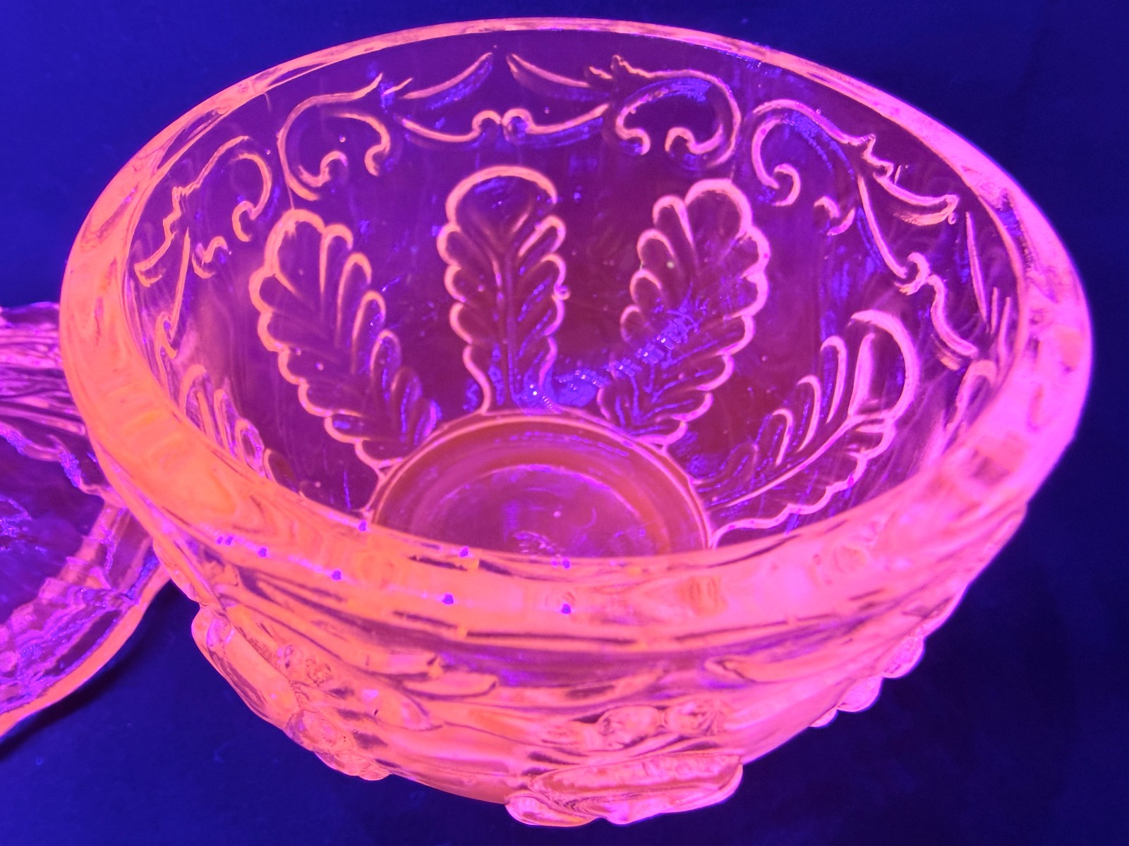 Green Vaseline Uranium glass covered candy dish coffee sugar jar bowl / selenium