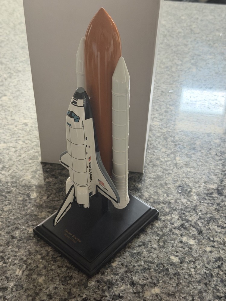 Executive Series  NASA Space Shuttle (Discovery) Orbiter Full Stack 1/200 Scale