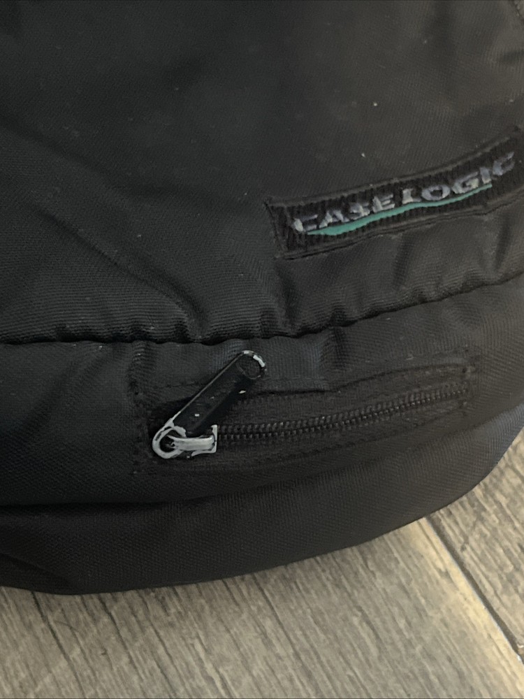 Case Logic Bag Storage for Carrying Portable CD Player With Strap {ddd}