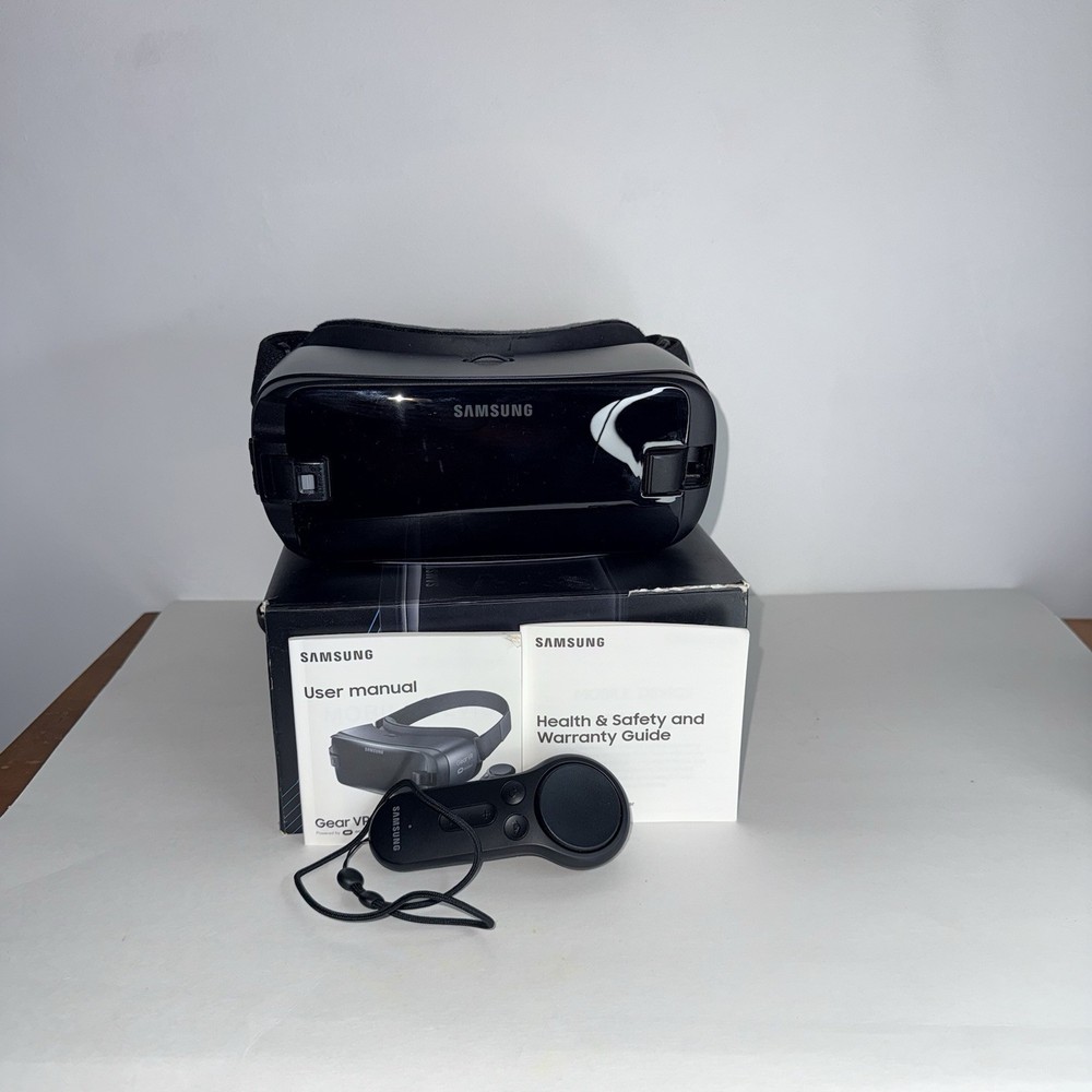 Samsung Gear VR SM-R324 with Controller Powered By Oculus New Opened Box