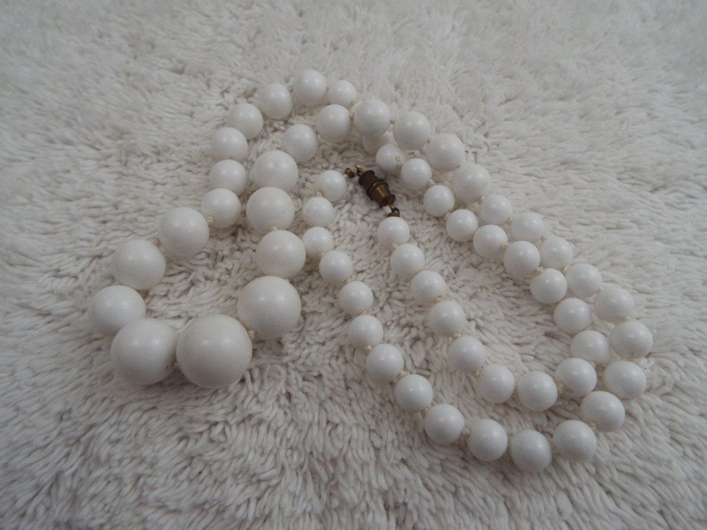 White Bead Necklace (A39)