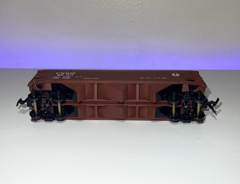 Roundhouse HO 3 bay offset hopper— Union #4843 with load