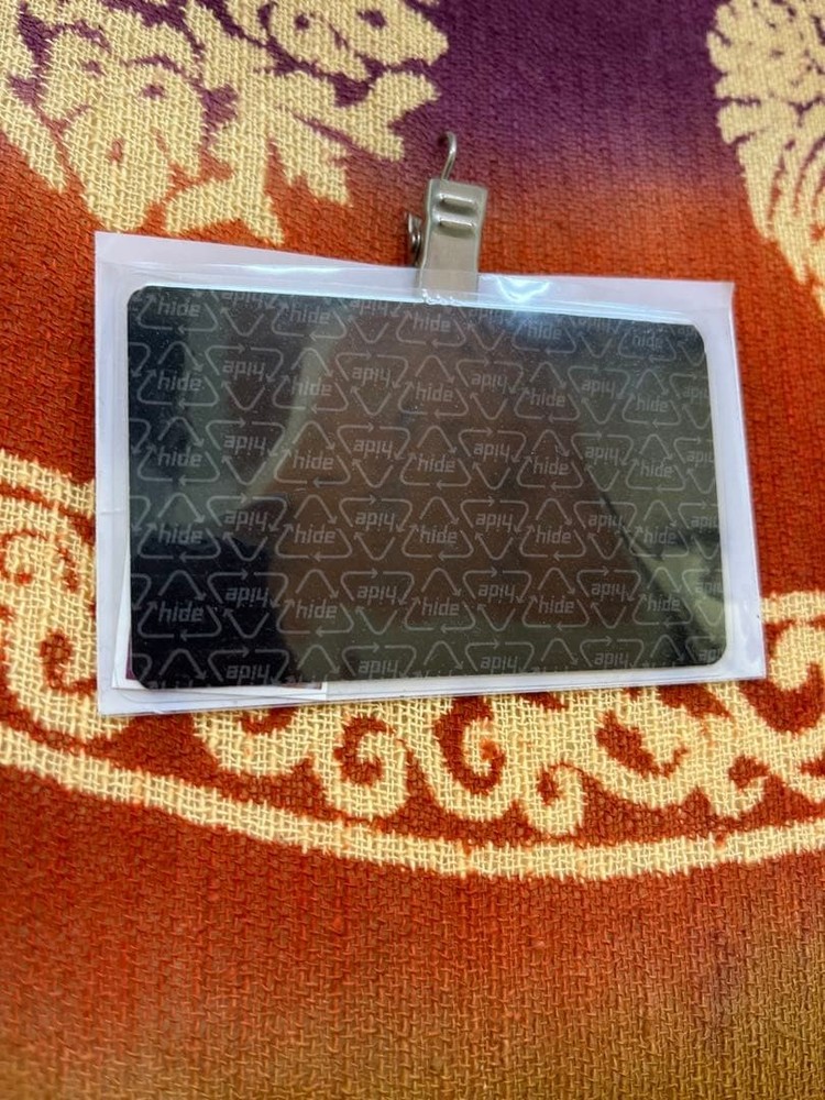 2 hide acrylic keychains & 1 driver's license