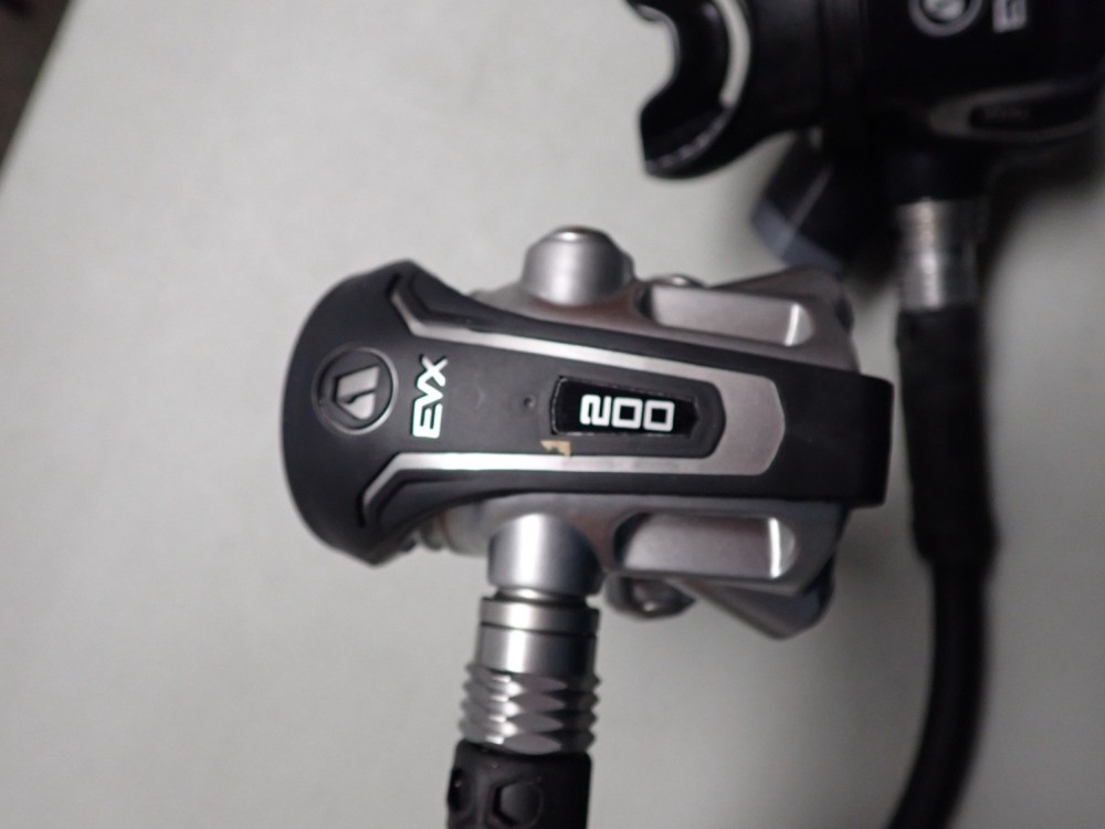 Apeks EVX 200 Regulator, Yoke