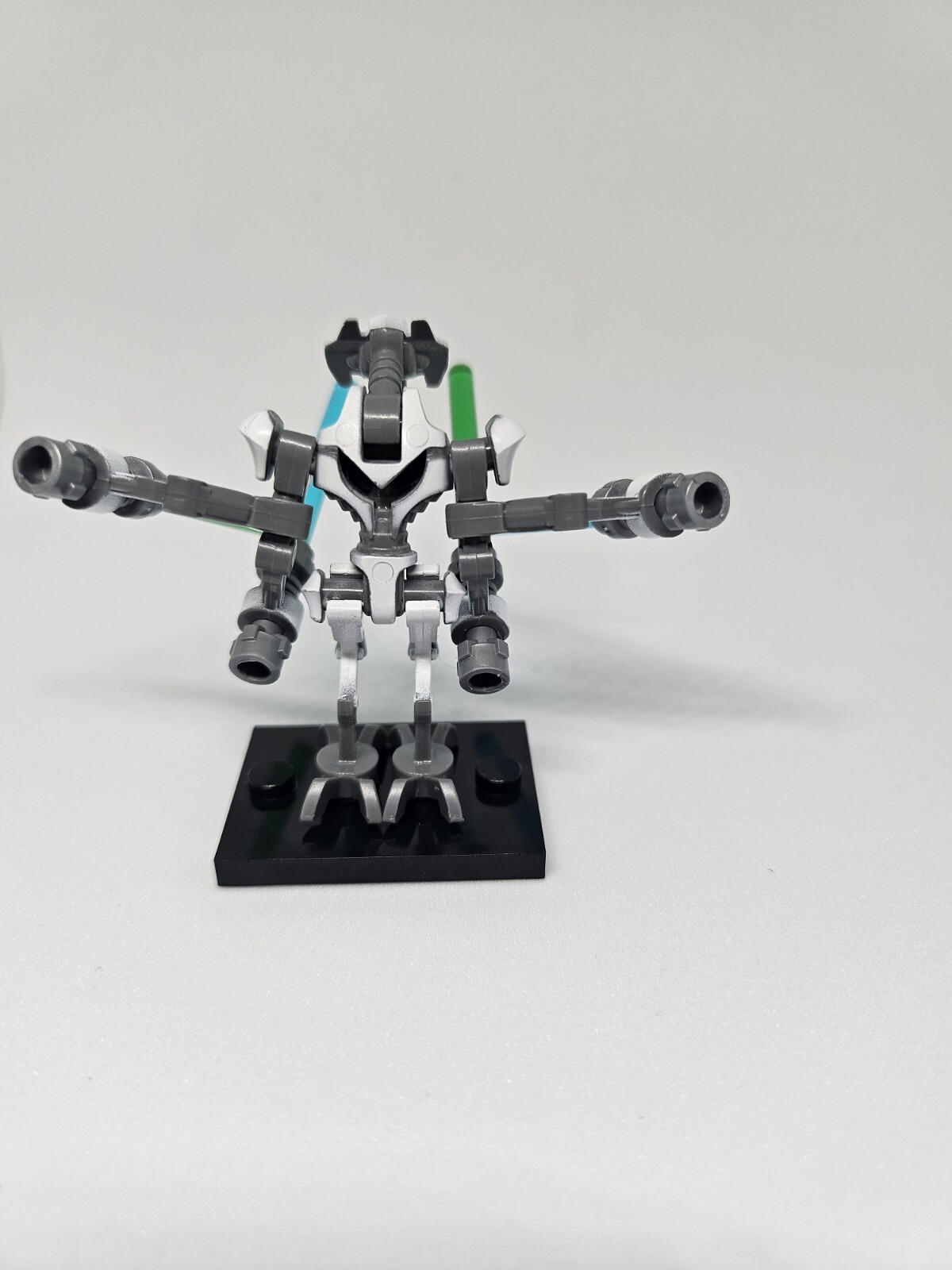 Custom Star Wars White General Grievous with Minifigure Baseplate
