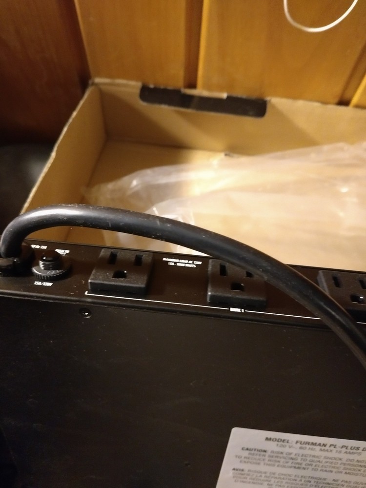 Furman PL-PLUS DMC Power Conditioner With Voltmeter/Ammeter