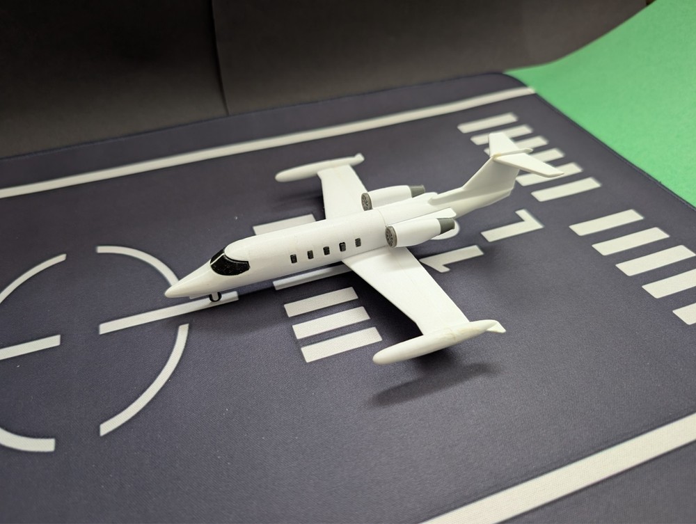 HO 1:87 scale Lear Jet 35 Microsoft Flight Simulator business jet w stand