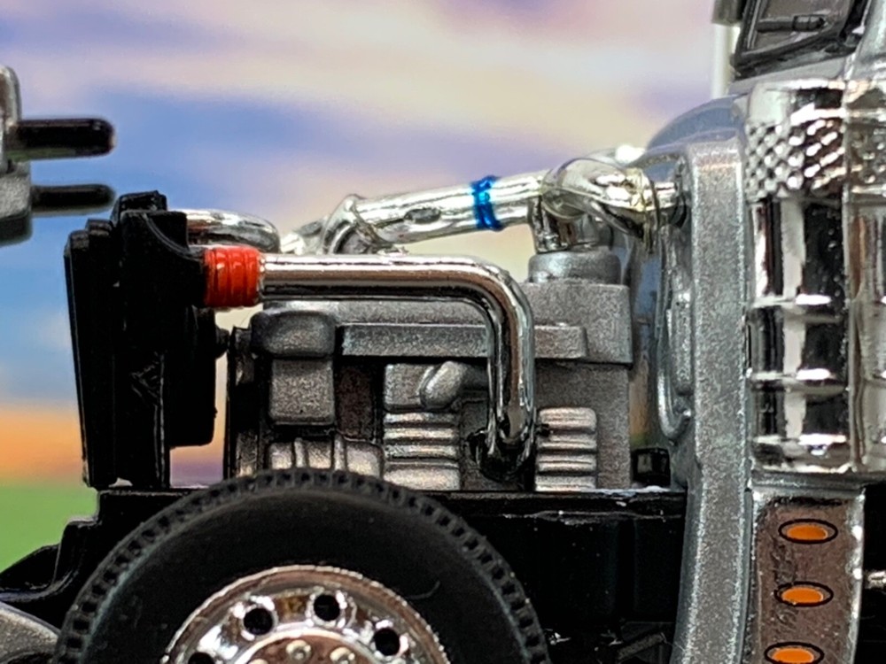 1/64 DCP SILVER PETERBILT 389 W/ 63" FLAT TOP SLEEPER