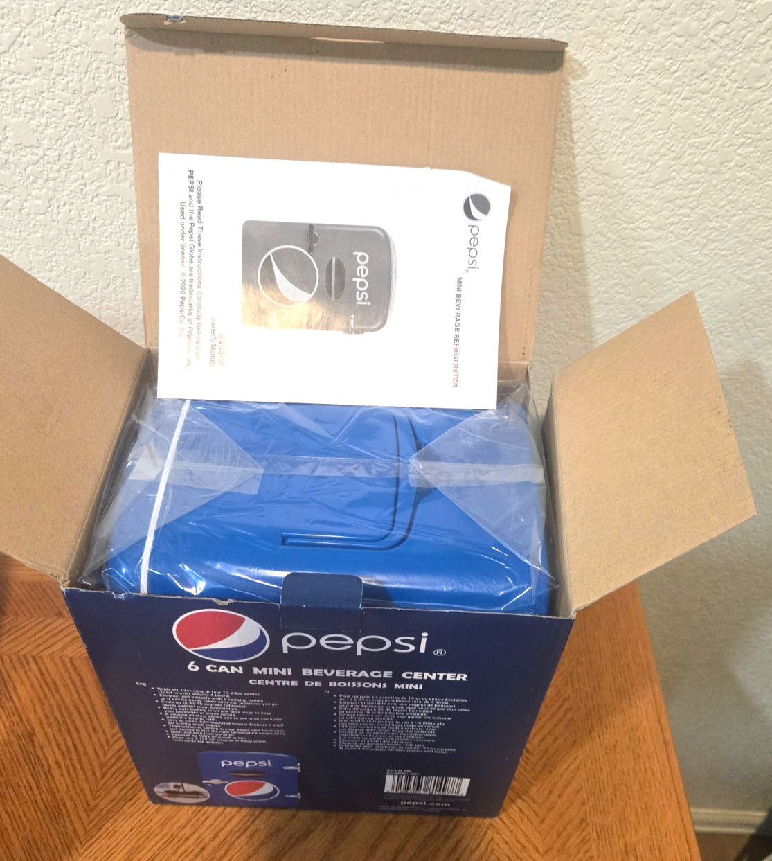 Pepsi 6-can Mini Fridge Bevarage Center MIS133PEP. New sealed
