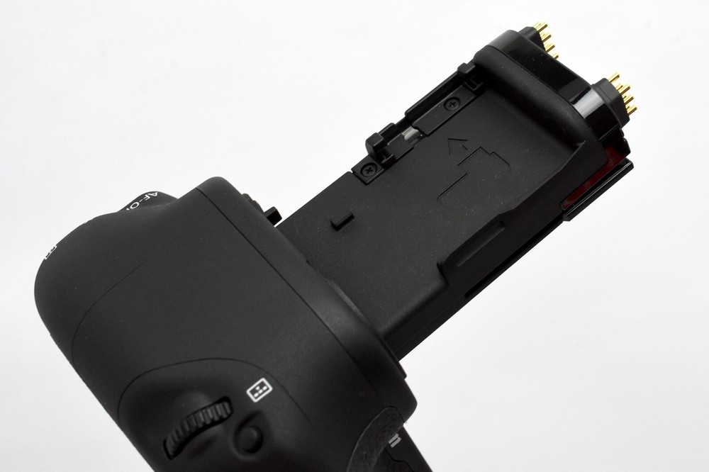 Canon BG-E21 Battery Grip - MINT