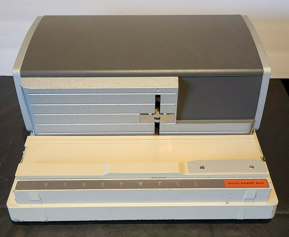 Vintage Honeywell Projector- Model 652- With Automatic Focus and Case (untested)