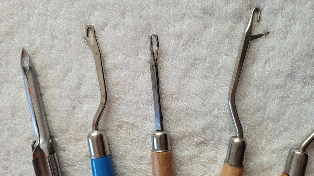 Preowned Set of 4 Latch Hooks & 2 Punch Needle Rug Tools