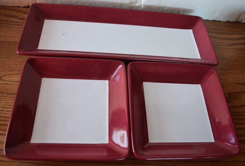 PAMPERED CHEF LG RED TRAY AND 2 7X7 PLATES