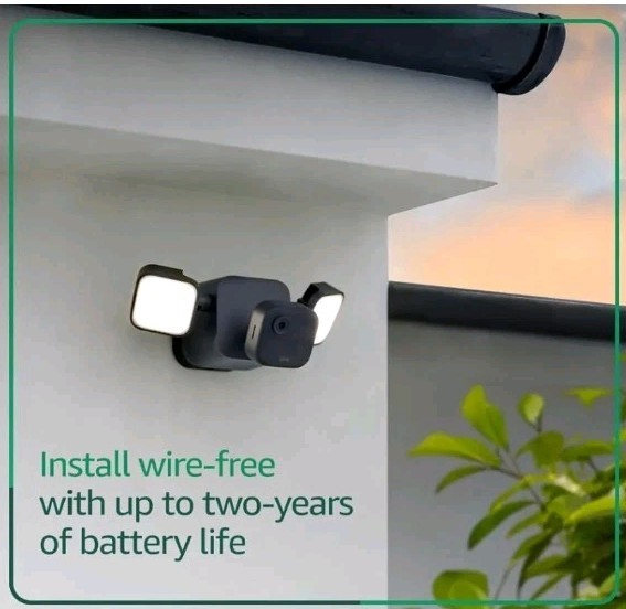 Blink Outdoor 4 Floodlight Wireless smart security camera, 700 lumens 2year B L