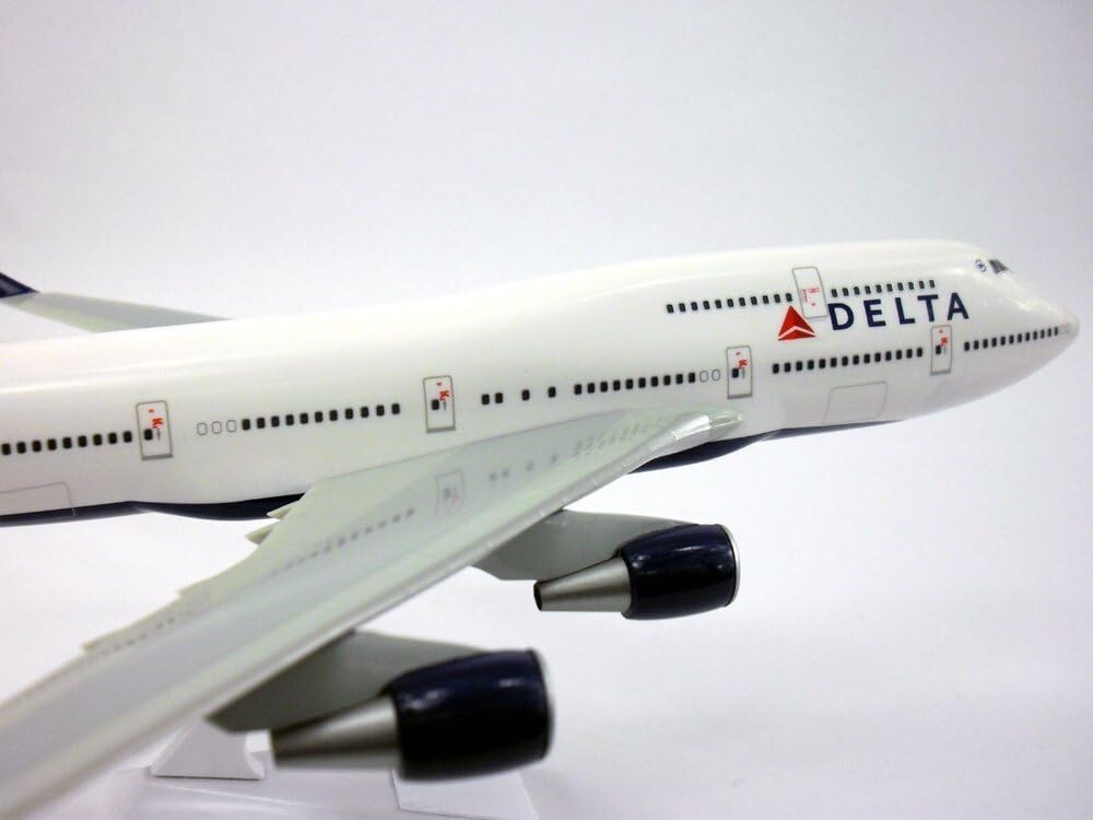Flight Miniatures Delta Airlines Boeing 747-400 1:200 Scale Model Airplane
