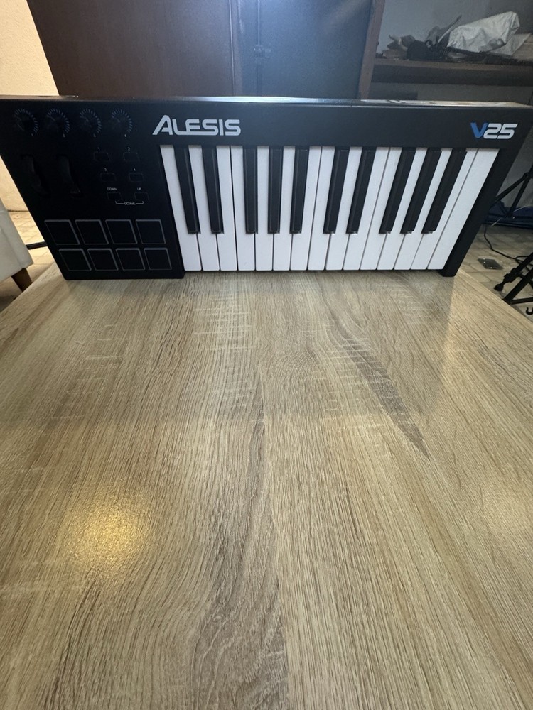 Alesis V25 25-Key MIDI Keyboard Controller Pad Triggers Mod Wheel