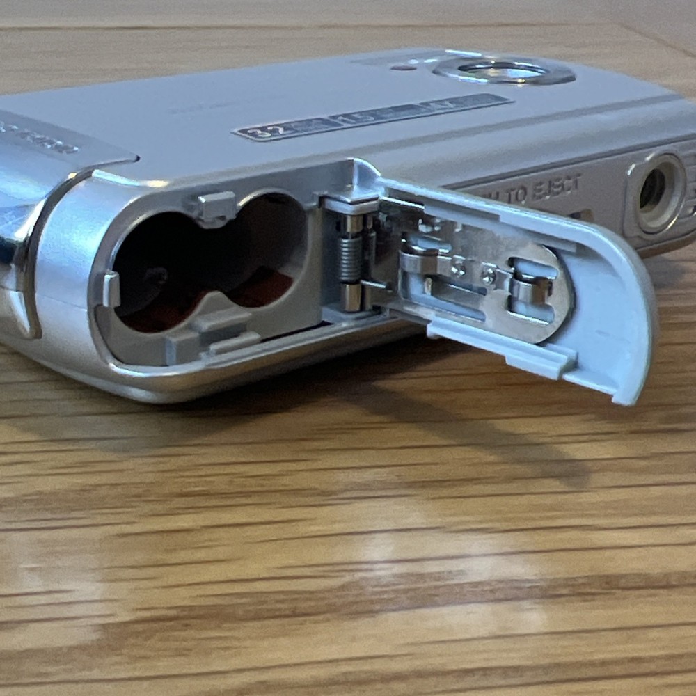 Vivitar Digital Camera Vivicam 3105s 3.2MP Silver Tested