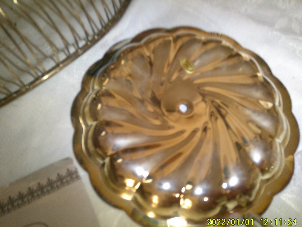 2 OLD SILVERPLATED ITEMS WITH BOXES LEONARD BASKET HAMPSHIRE SCALLOED SERVER