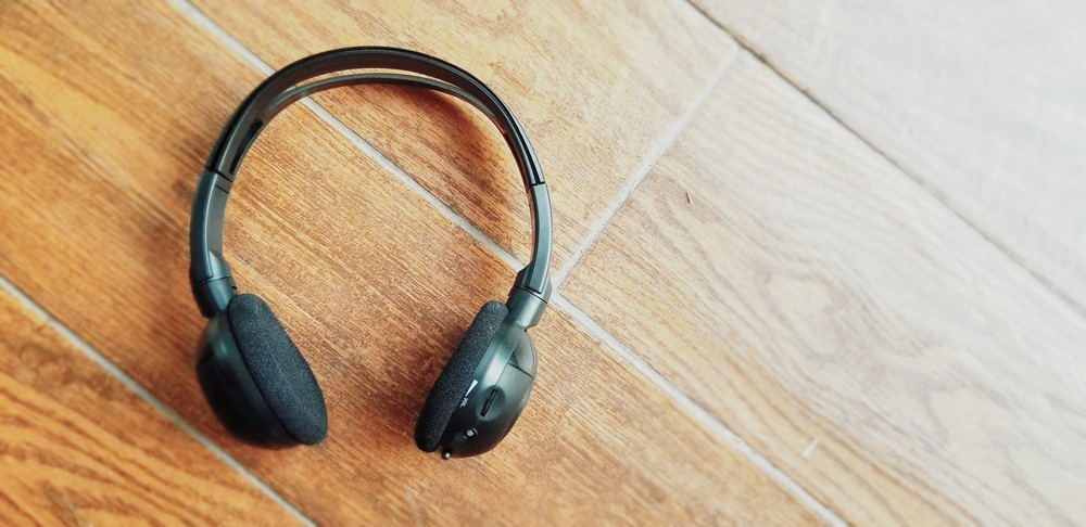 2009 Frontier Compatible Wireless DVD Headphone