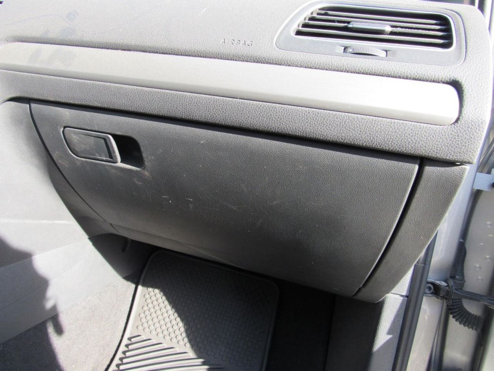 GOLF      2017 Glove Box 1017546