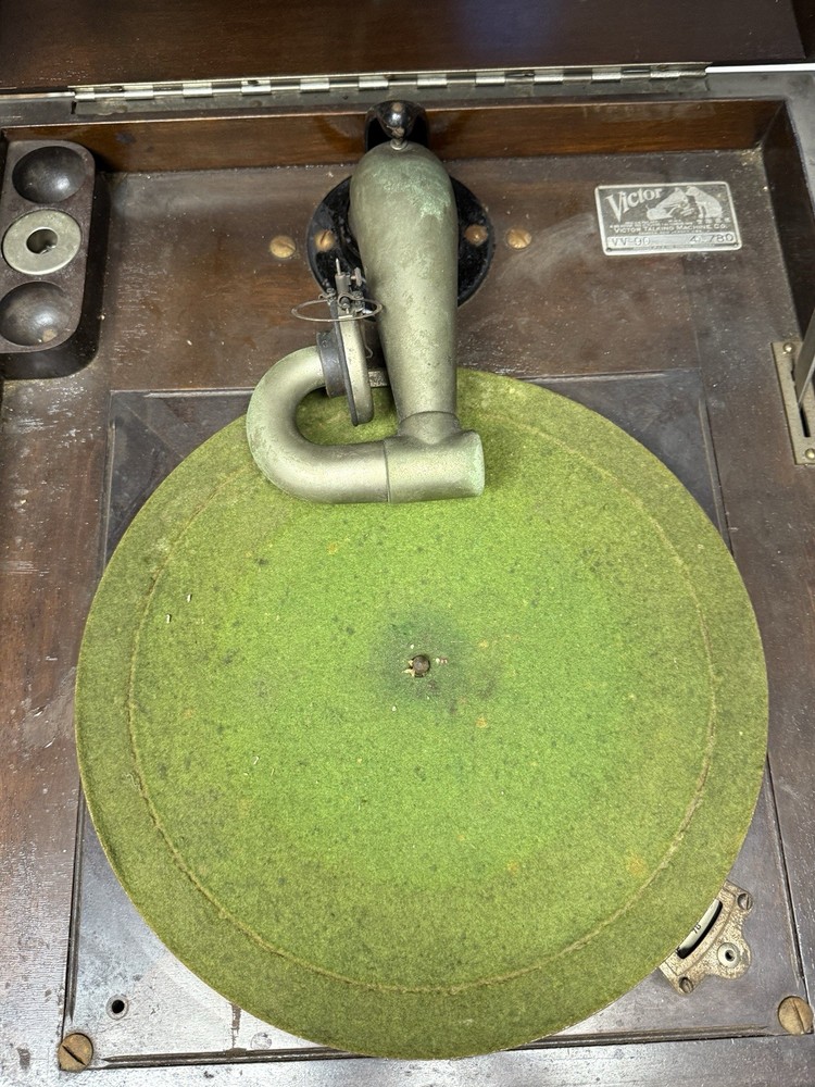 Victorla Phonograph VV-90