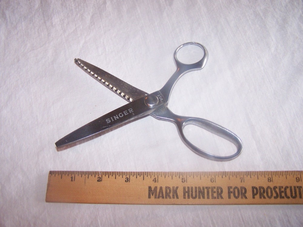 Vintage #207 SINGER Pinking Shears / Scissors marked BRAZIL