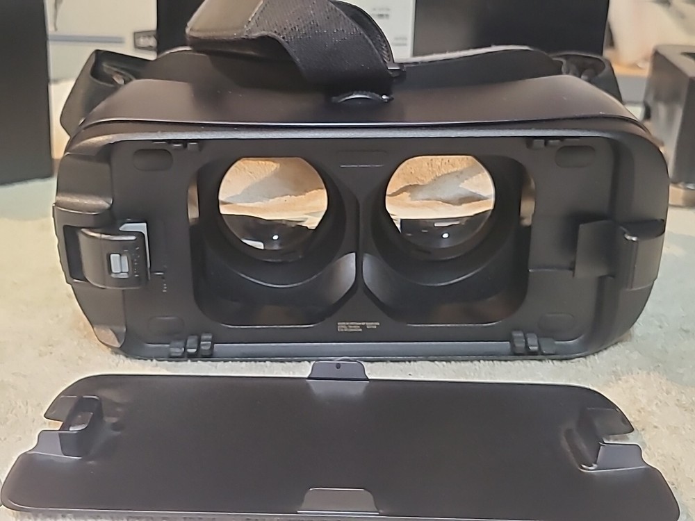 Samsung SM-R324 Gear VR W/Controller Powered by Oculus