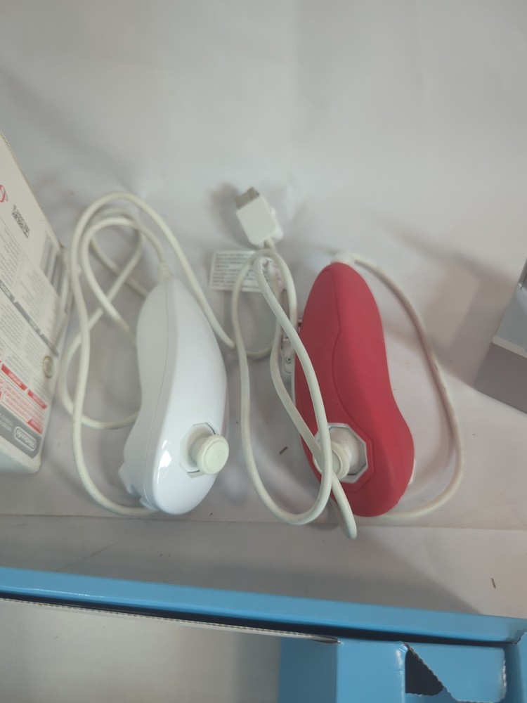 Nintendo Wii Console game system controllers bundle White (With box) Tested B13