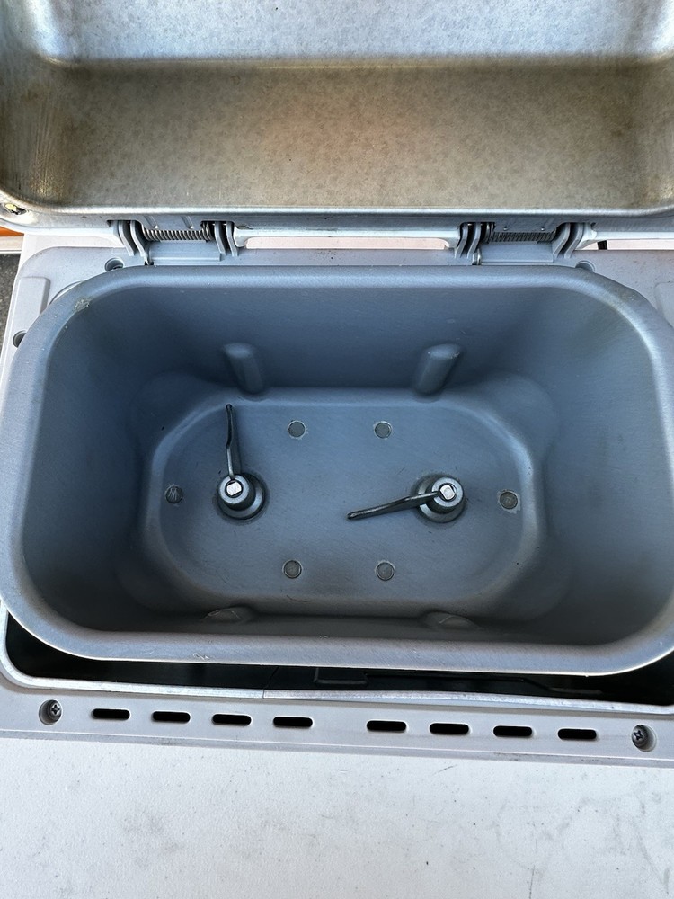 Zojirushi Bread Machine White 2 lb Crust Control Timer Cake Function bbcc-v20