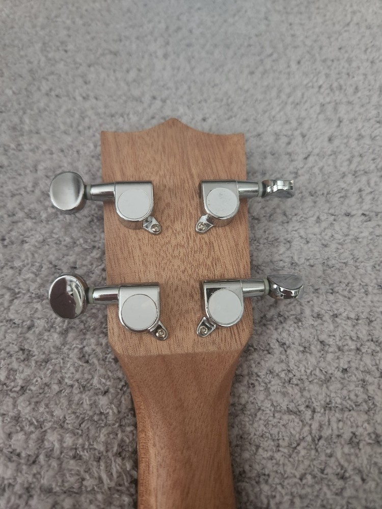New Kulana Beginners 4 String Wood Ukulele With Case Pics Strap & Extra Strings
