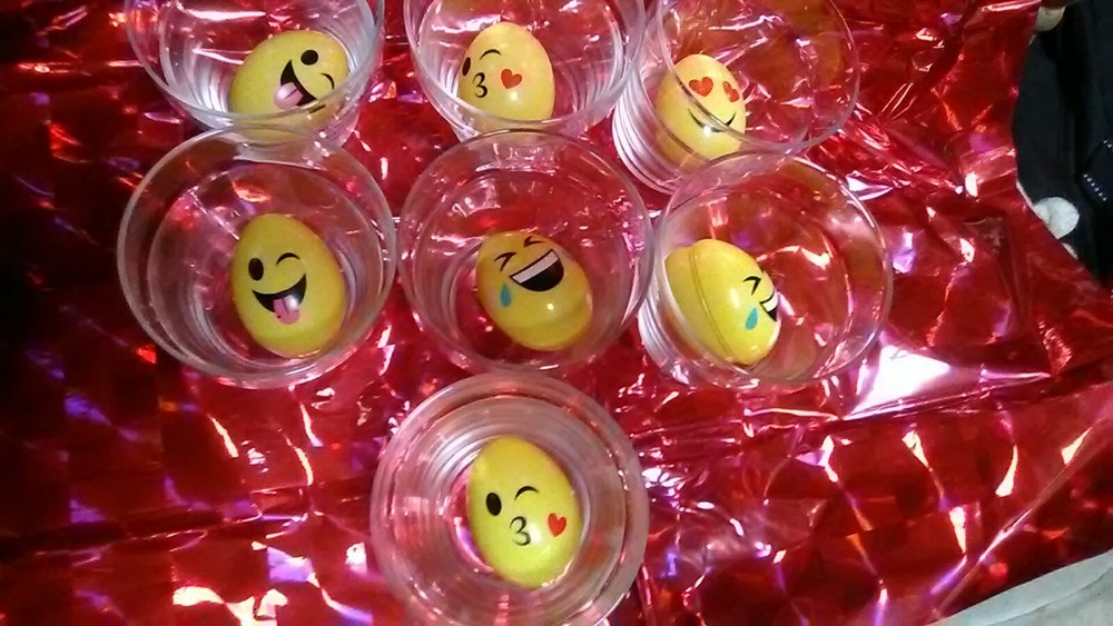 Table Top Emojis Beer Pong Game Includes 7 Glasses
