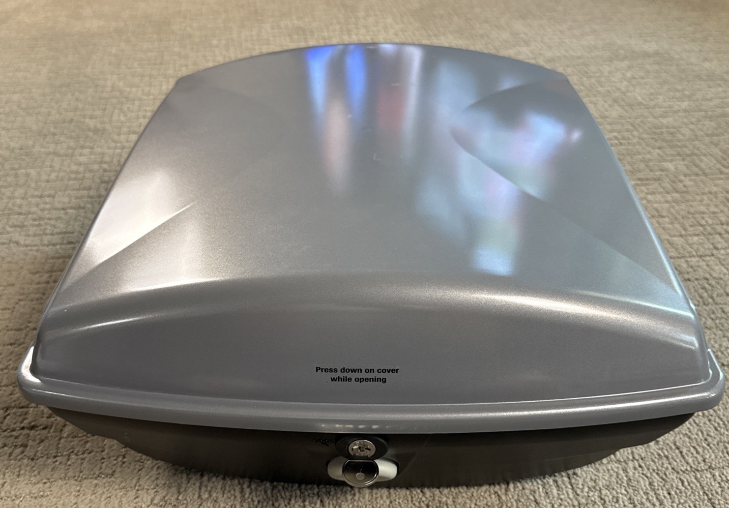 Thule Cast Away Fishing Rod Carrier Roof Rack #885, Locking, Holds 4 Rods, New