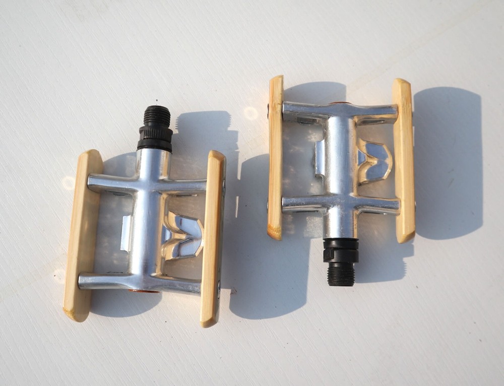 Bamboo bicycle single-sided self-locking pedals