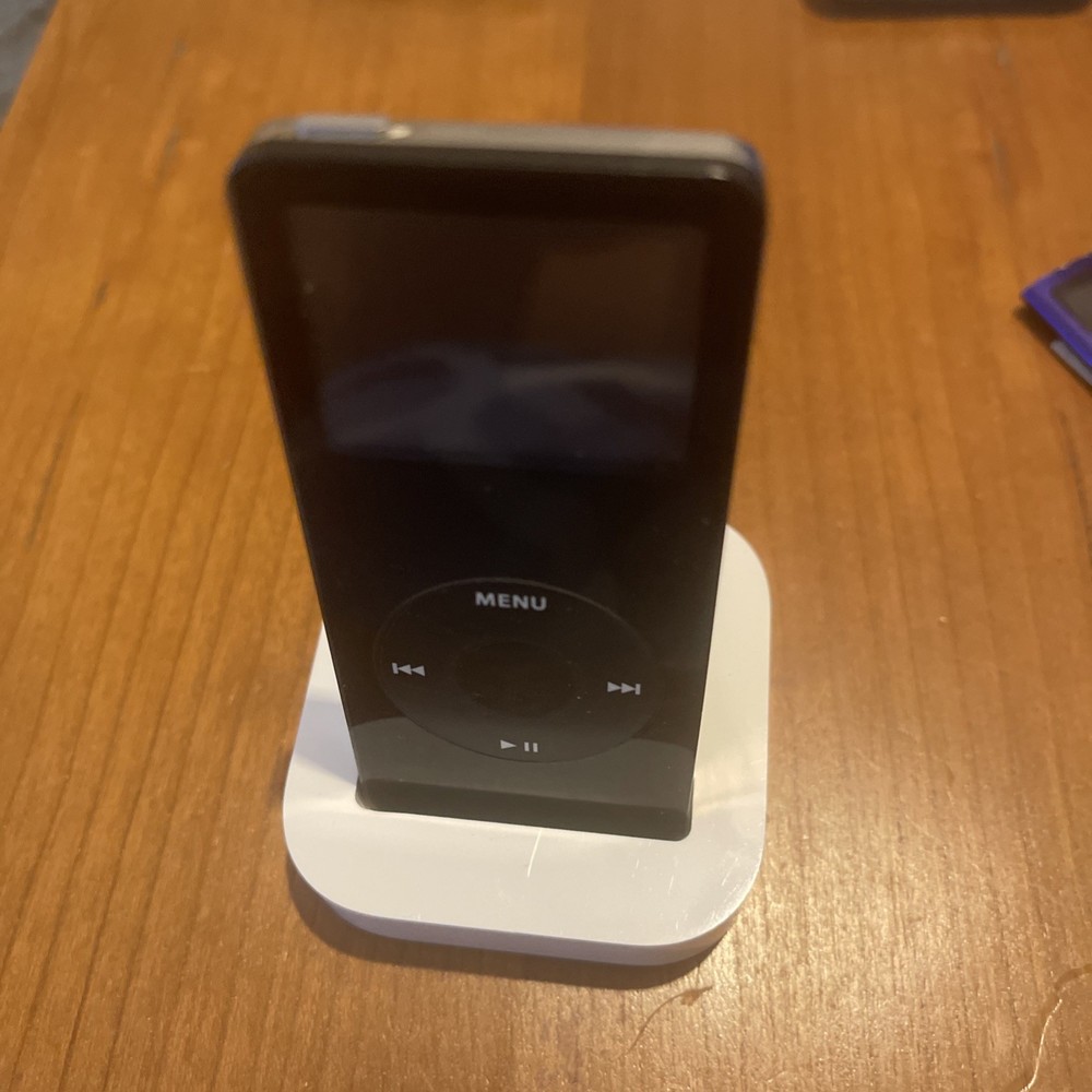 Apple iPod nano Dock - Excellent Condition! Model MA072 White