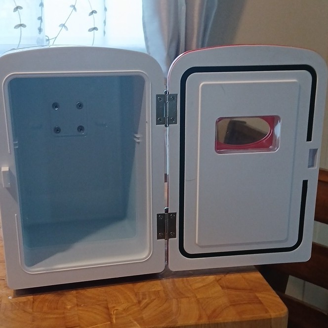 Frigidaire EFMIS129-RED Retro Mini Fridge Red, 2-6L Compact Tabletop Gloss