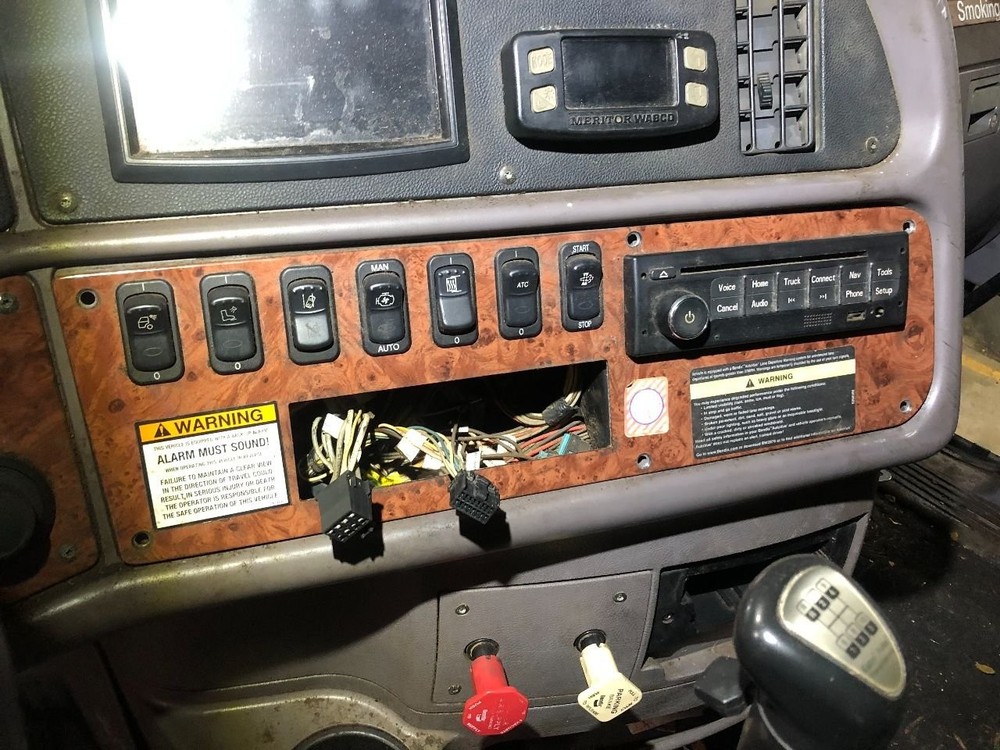 Peterbilt 587 SWITCH Dash Panel - Used | P/N S646059M04