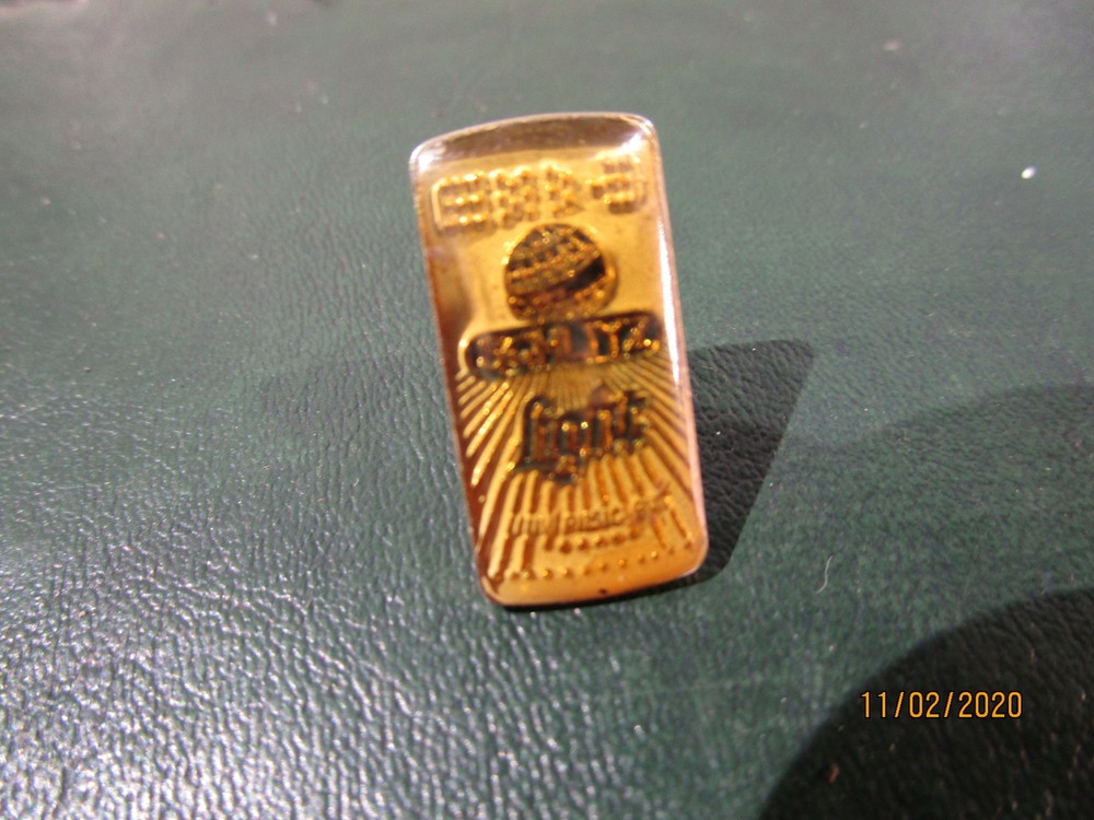 Vintage Schlitz Schliyz Light Lapel Pin