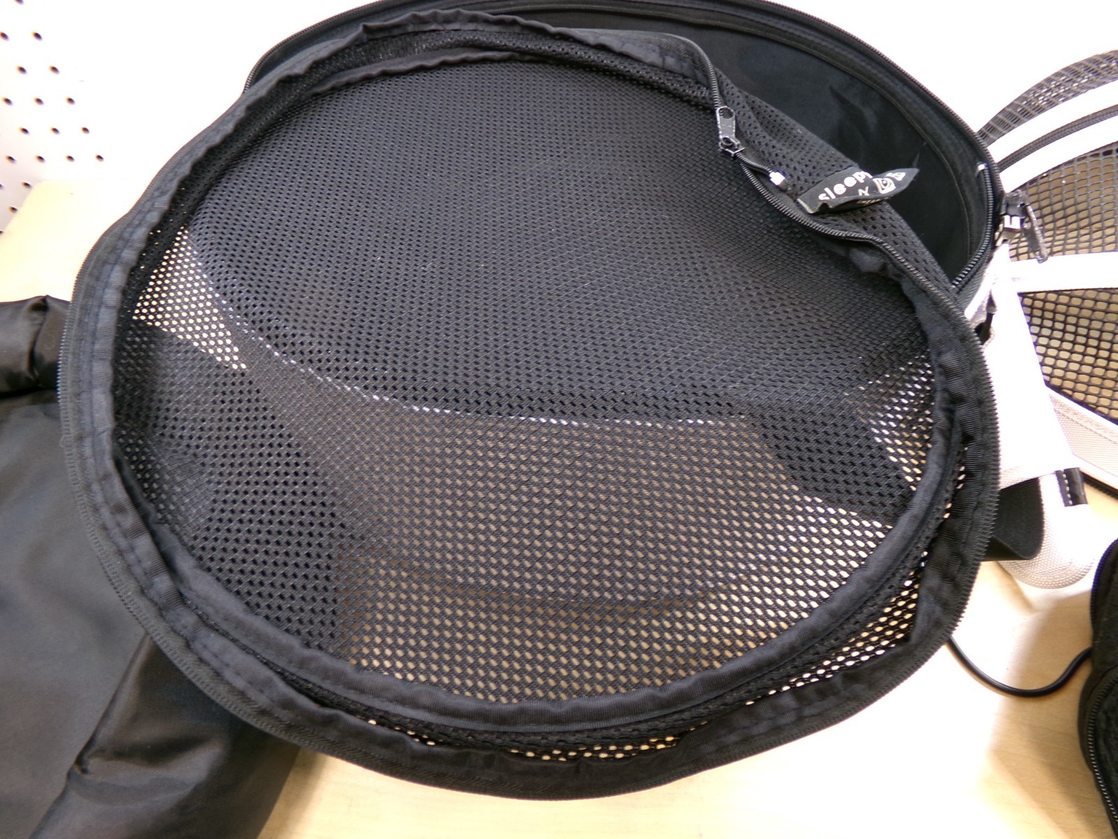 Sleepy Pod Mobile Pet Carrier Bed White Shoulder Strap Pets Up to 15 lb READ