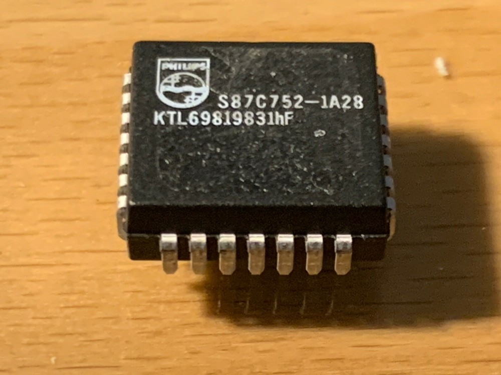 S87C752-1A28 PHILIPS Encapsulation:PLCC-28