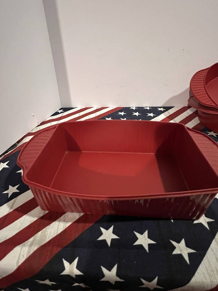 5 Piece Silicone Bakeware Set 2muffin ,2 Round Cake, 1 Rectangle Bread Pan.