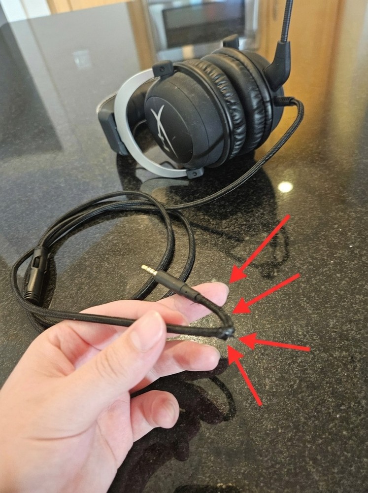 HyperX Cloud Gaming Headset with Mic Black/Silver - Frayed power cord, fixable!