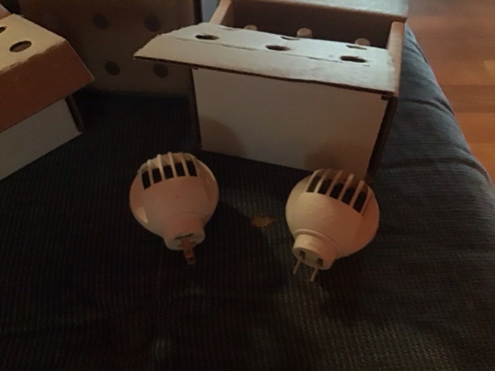 Feliway Enhanced Diffuser And Refill Lot. 2 Diffusers. 16 X 30 Day Refills.