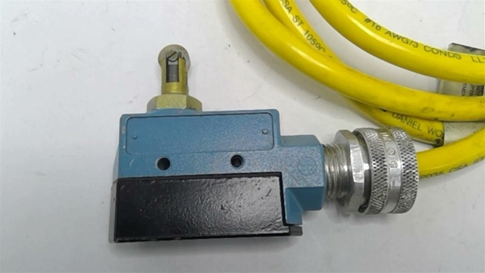 Micro-Switch BZE6-2RQ9 Limit Switch W Daniel Woodhead E31793 Cable